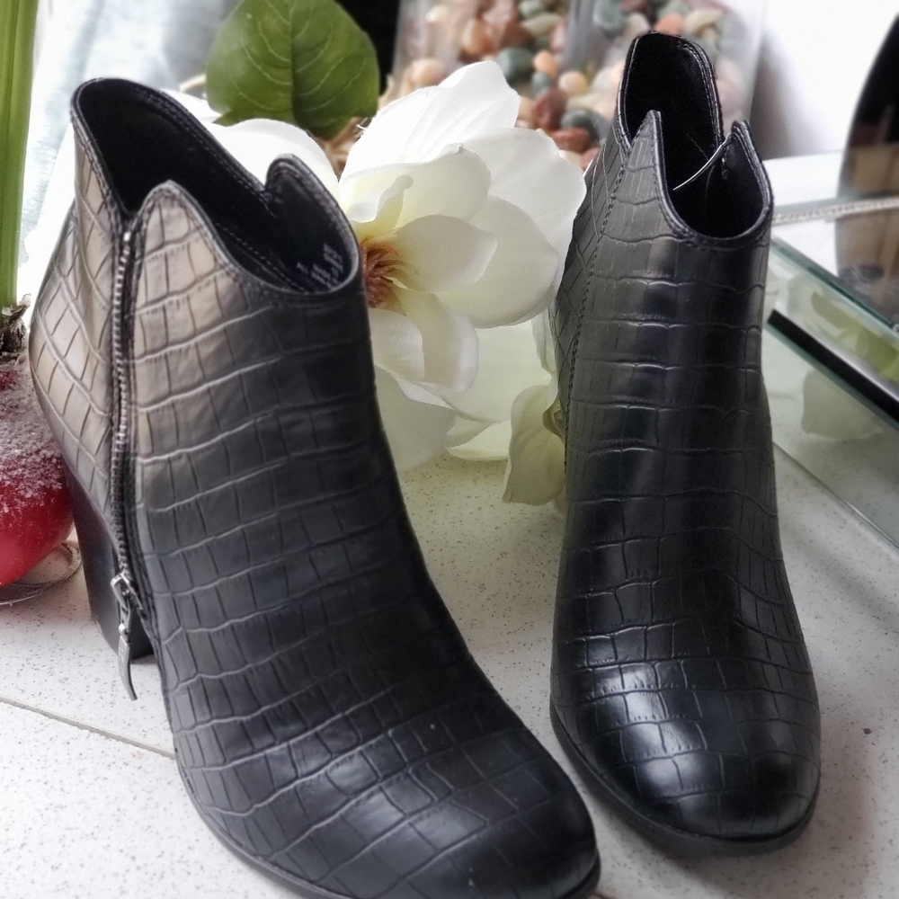 Shoes - Picture 3 of 4